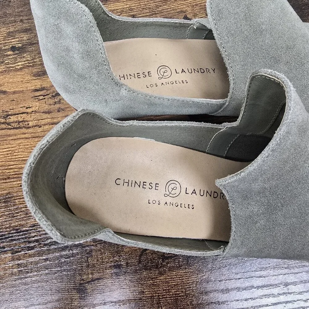 Chinese Laundry Focus Green Suede Wedge Cutout Ankle Bootie Stacked Heel Sz 8.5